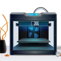 Drukarka 3D z niebieskim podświetleniem, otoczona przedmiotami i elementami dekoracyjnymi.