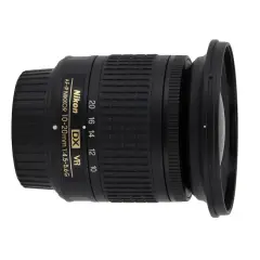 Obiektyw Nikon AF-P NIKKOR 10-20mm f/4.5-5.6G DX VR na białym tle.