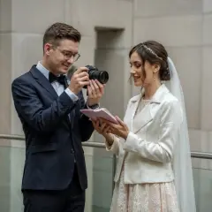 Fotograf ślub cywilny: Ile kosztuje? Co wpływa na cenę?