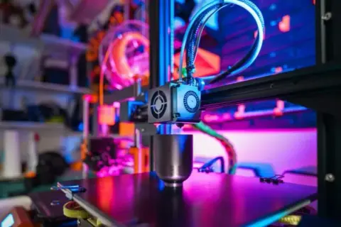 Czym drukarka 3D drukuje? Poznaj materiały i ich zastosowania