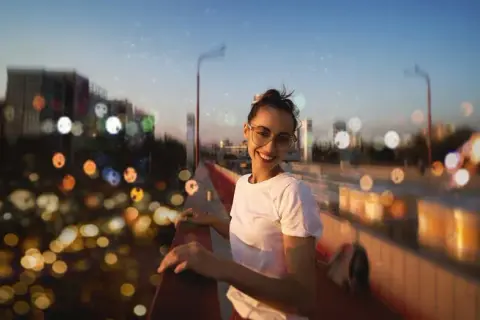 Jasny obiektyw: Jak uzyskać piękne bokeh i zdjęcia w słabym świetle?