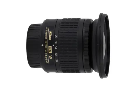 Obiektyw Nikon AF-P NIKKOR 10-20mm f/4.5-5.6G DX VR na białym tle.