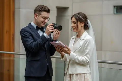 Fotograf ślub cywilny: Ile kosztuje? Co wpływa na cenę?