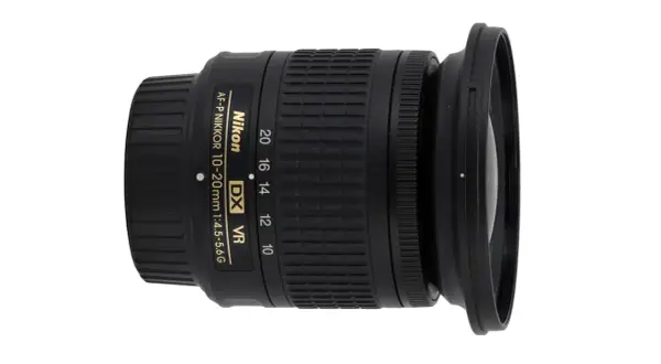Obiektyw Nikon AF-P NIKKOR 10-20mm f/4.5-5.6G DX VR na białym tle.