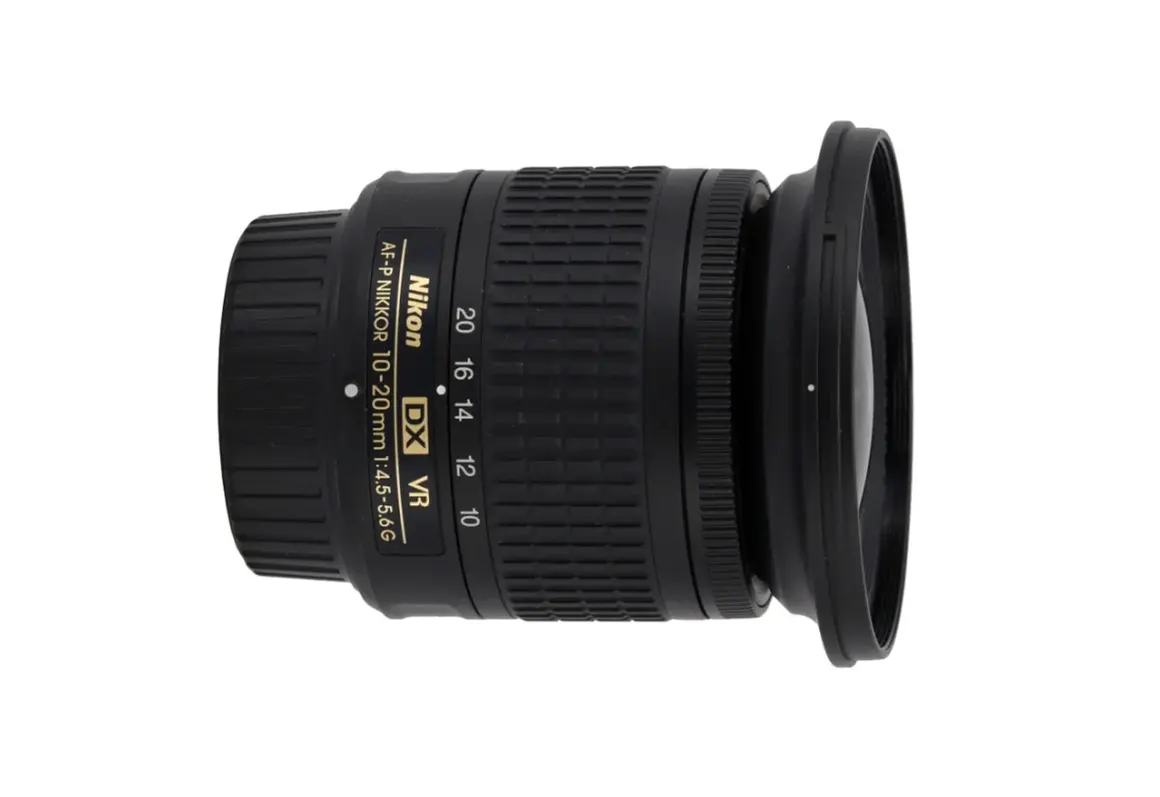 Obiektyw Nikon AF-P NIKKOR 10-20mm f/4.5-5.6G DX VR na białym tle.