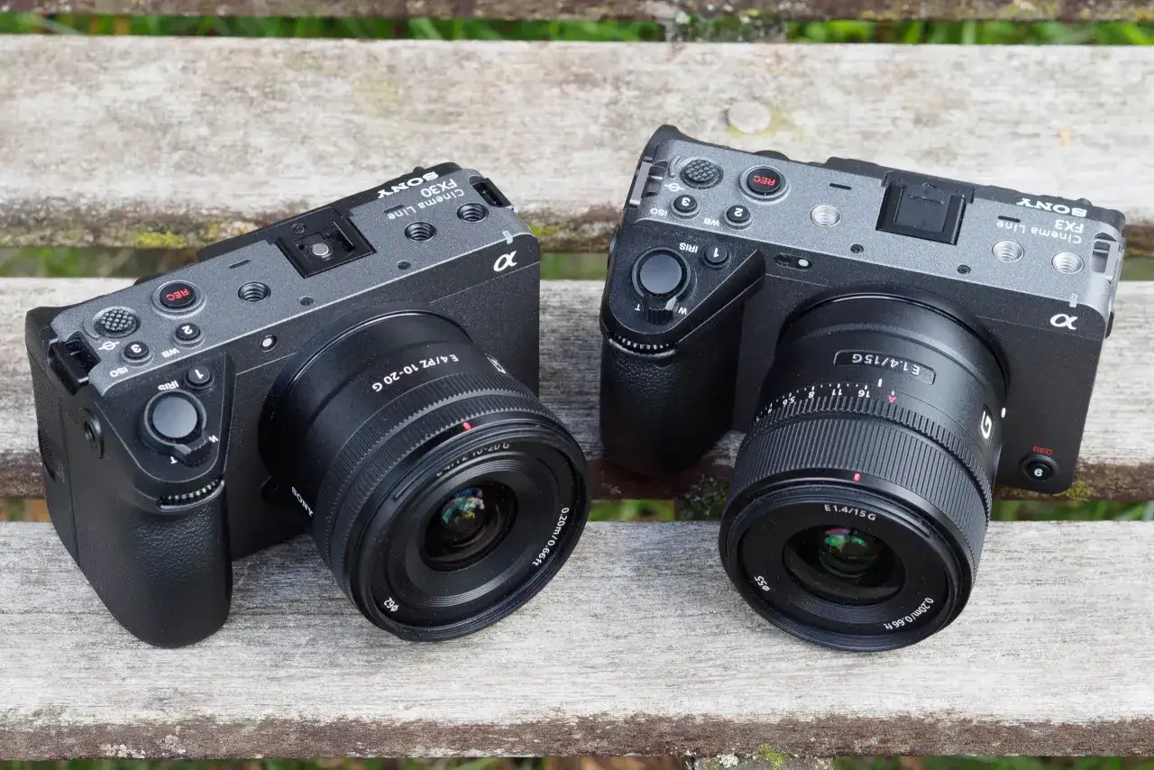 Dwa aparaty Sony Alpha z obiektywami. Szukasz jaki obiektyw uniwersalny do Sony Alpha?