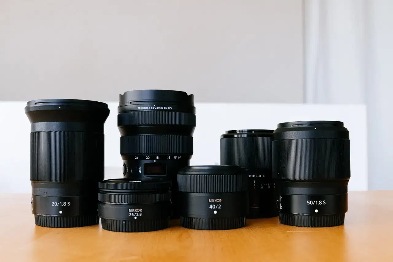 Różne obiektywy Nikkor Z do pełnej klatki: 20/1.8 S, 14-24mm 1:2.8 S, 26/2.8, 40/2, 28/1.8 Z, 50/1.8 S.