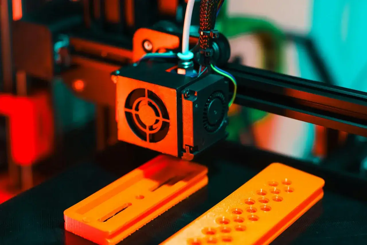 Zdjęcie Opłacalność druku 3D w Polsce: Kalkulacja koszt&oacute;w i zysk&oacute;w