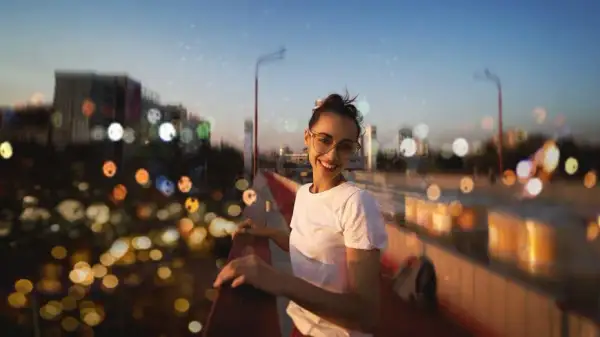 Jasny obiektyw: Jak uzyskać piękne bokeh i zdjęcia w słabym świetle?