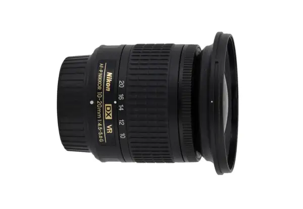 Obiektyw Nikon AF-P NIKKOR 10-20mm f/4.5-5.6G DX VR na białym tle.